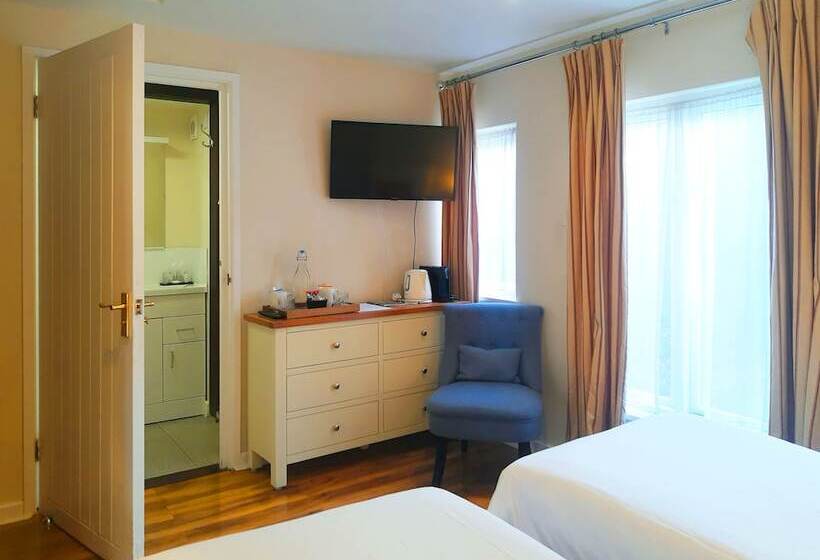 بنسيون Thatched Cottage