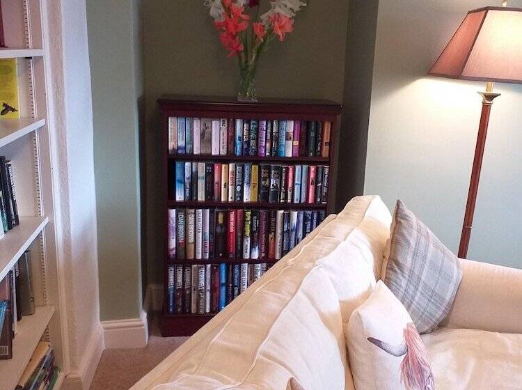 بنسيون The White House Guest House