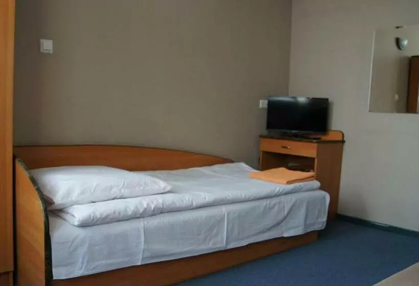 Retkeilymaja Zajazd Fadom