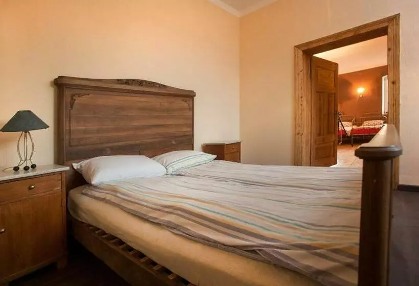 Hotelli Gosciniec Kaszarnia Kamienne