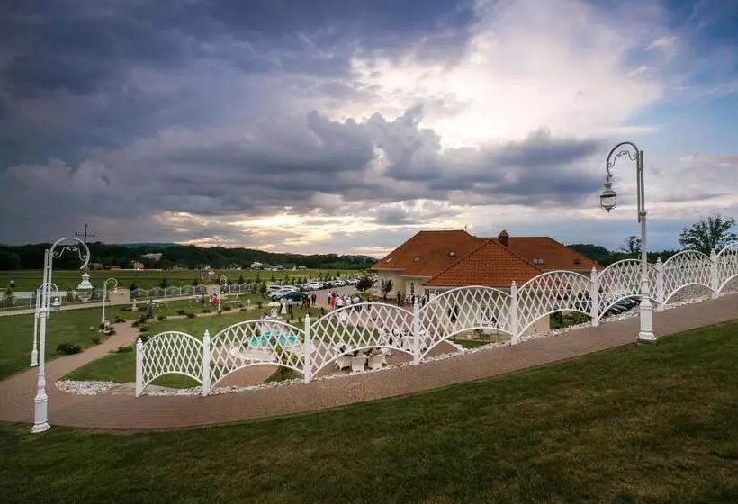 Hotelli Sękowski Dwór