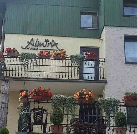 تختخواب و صبحانه Villa Almira