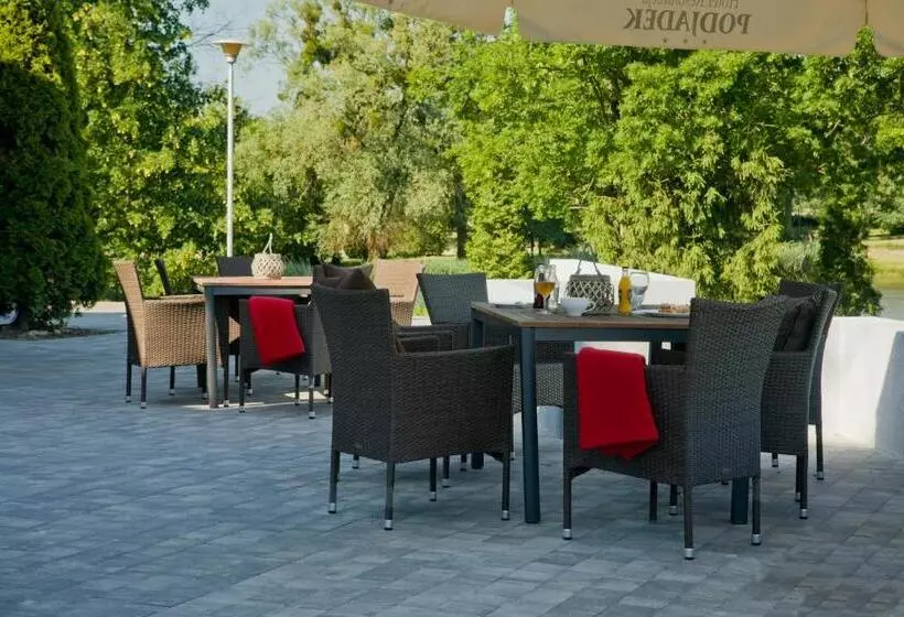 Hotelli Podjadek