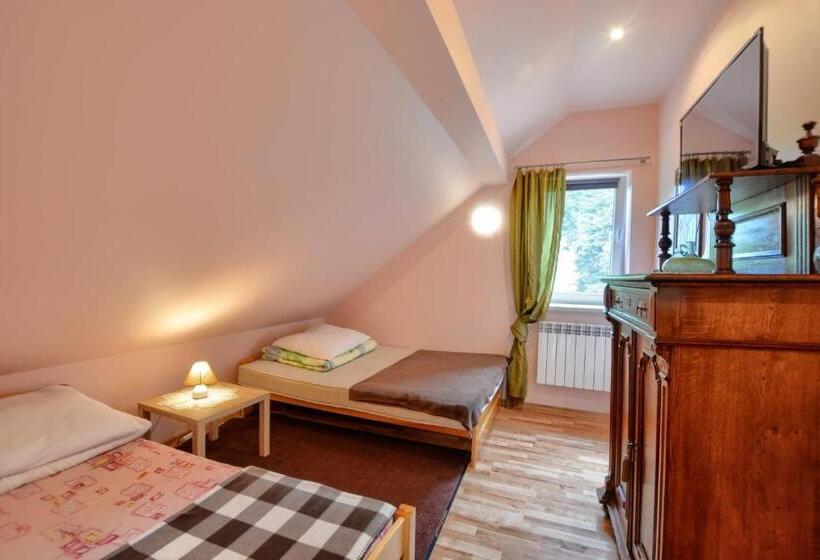 בית מלון כפרי Ropuszy Dwór