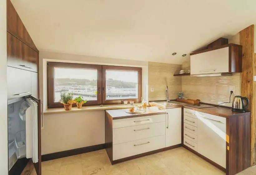 Aamiaismajoitus (B&B) Columbus Ustka   Limanowskiego 1