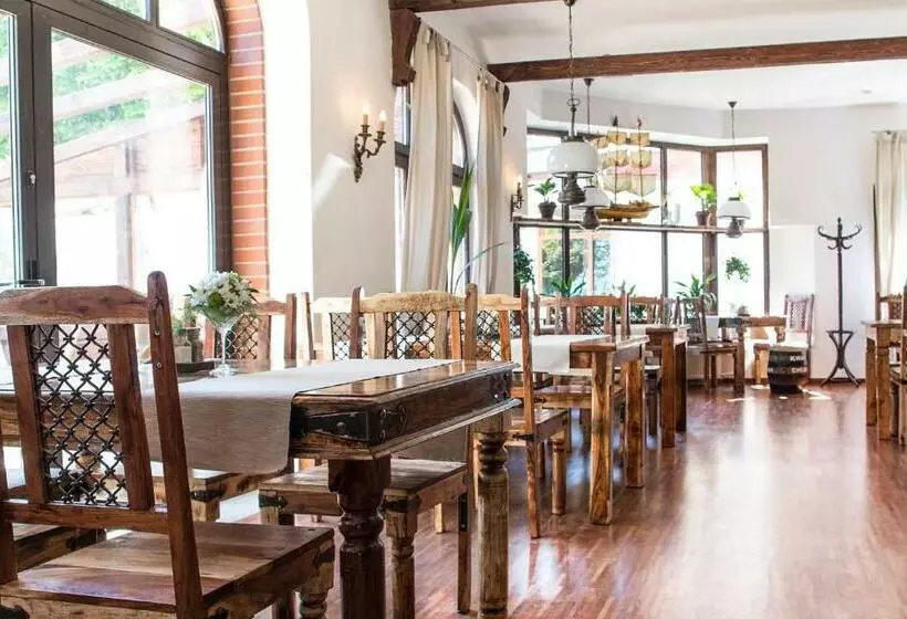 Aamiaismajoitus (B&B) Columbus Ustka   Limanowskiego 1