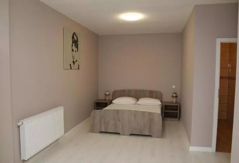 تختخواب و صبحانه M&m Spanie