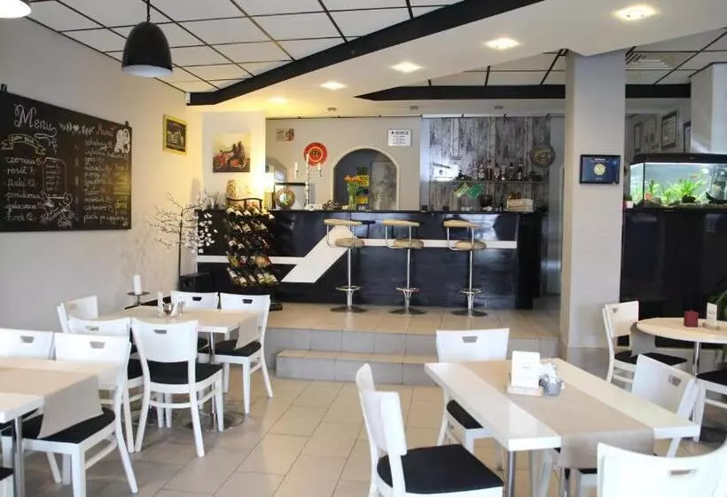 تختخواب و صبحانه M&m Spanie