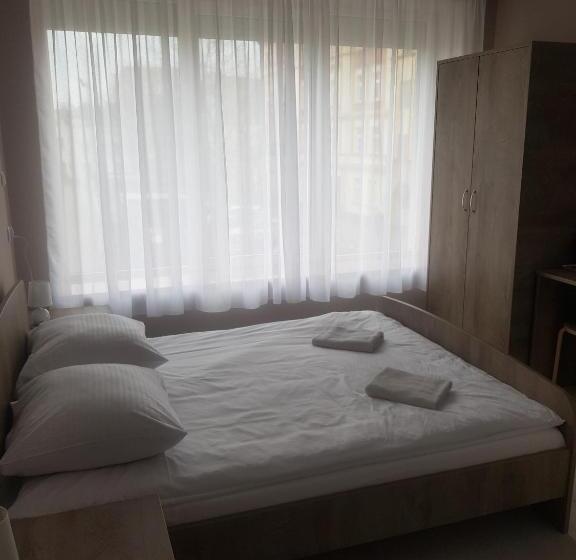 تختخواب و صبحانه M&m Spanie