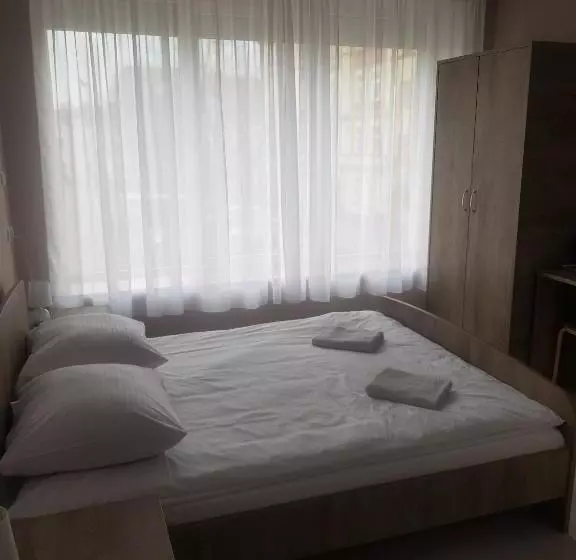 تختخواب و صبحانه M&m Spanie