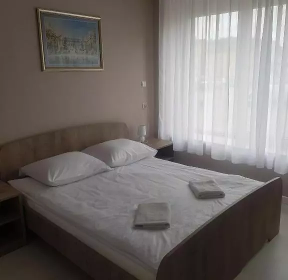 تختخواب و صبحانه M&m Spanie