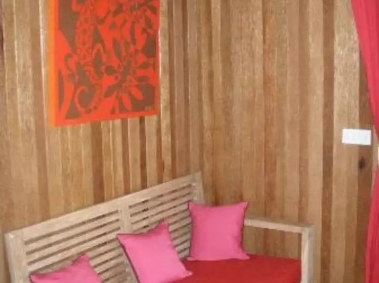 هتل Pension La Perruche Rouge