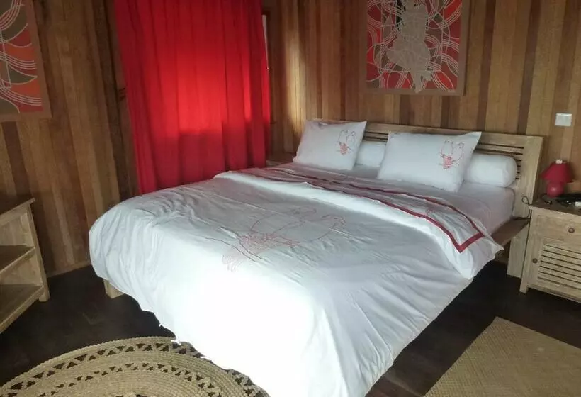 هتل Pension La Perruche Rouge