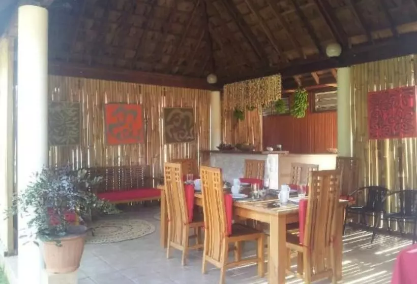 هتل Pension La Perruche Rouge