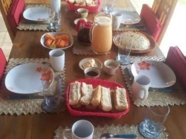 هتل Pension La Perruche Rouge