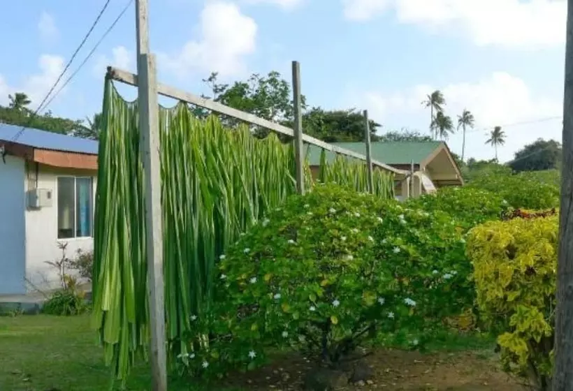 هتل Pension La Perruche Rouge