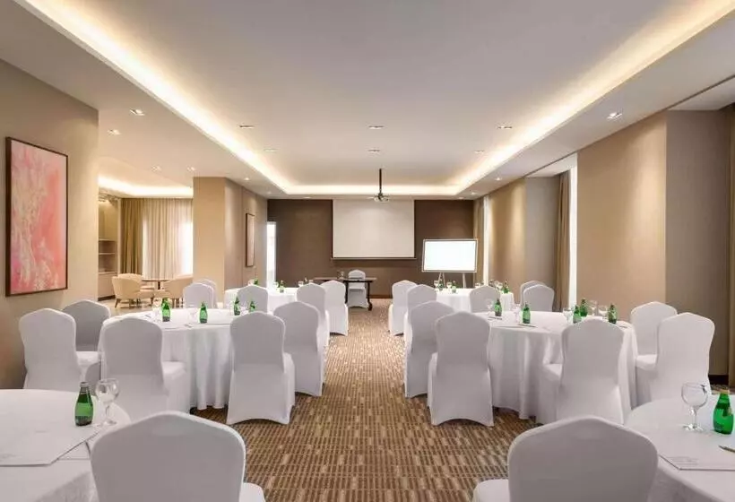 ホテル Ramada By Wyndham Riyadh King Fahd Road