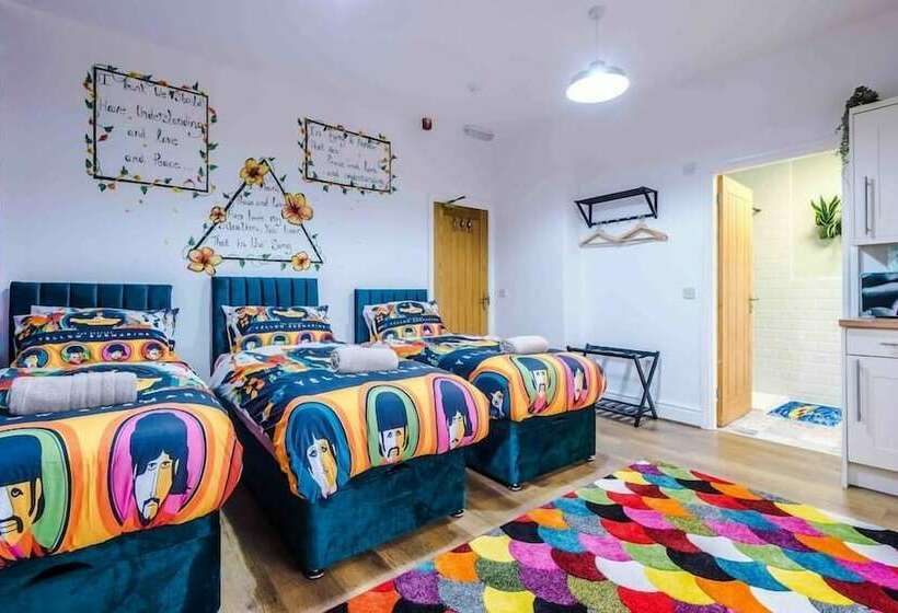 هتل Beatles Themed