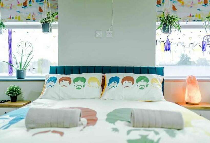 هتل Beatles Themed