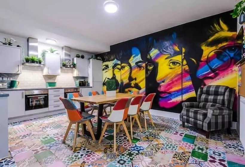 هتل Beatles Themed