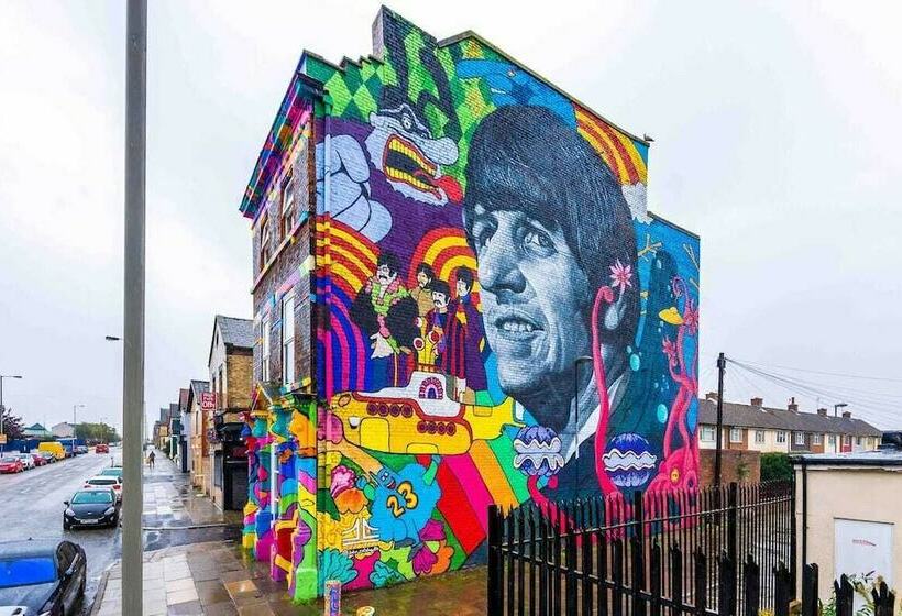 هتل Beatles Themed