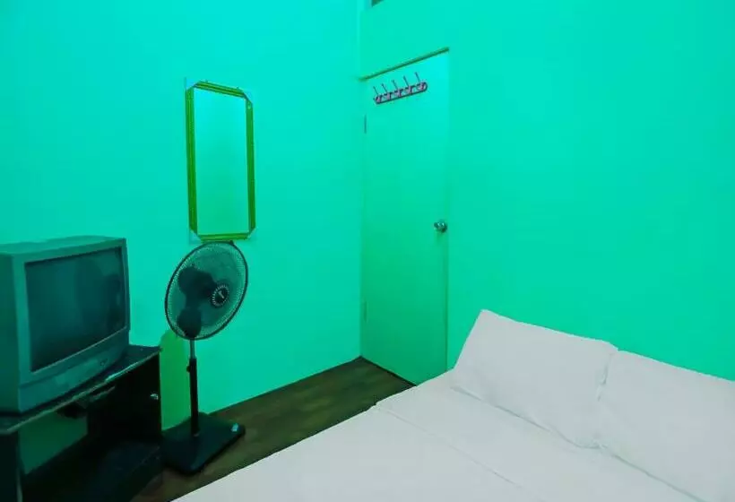 Hotelli Spot On 92186 Penginapan Lorra