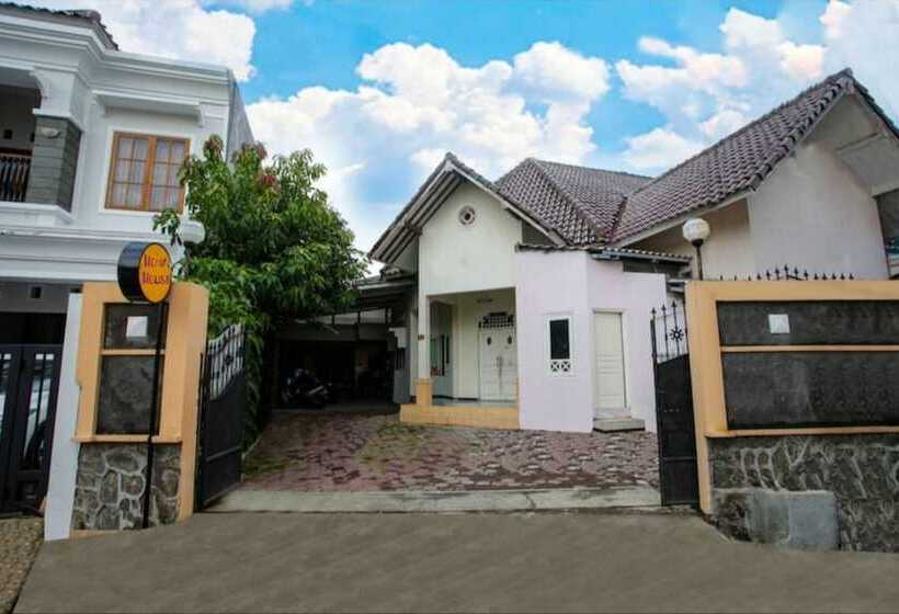 הוסטל Homy House Semarang