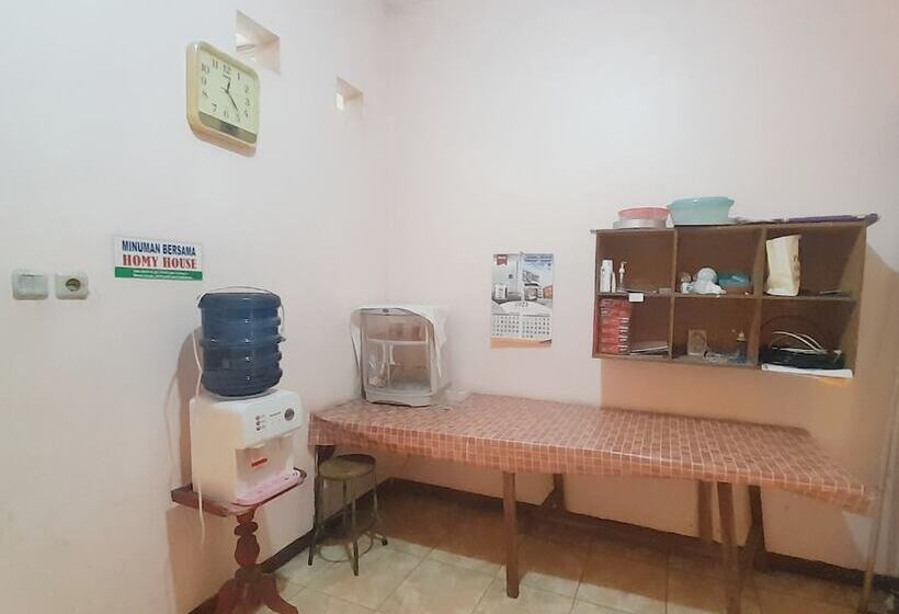 הוסטל Homy House Semarang