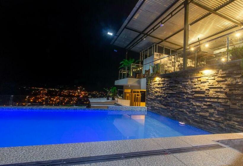 בית מלון כפרי Luxor Inn