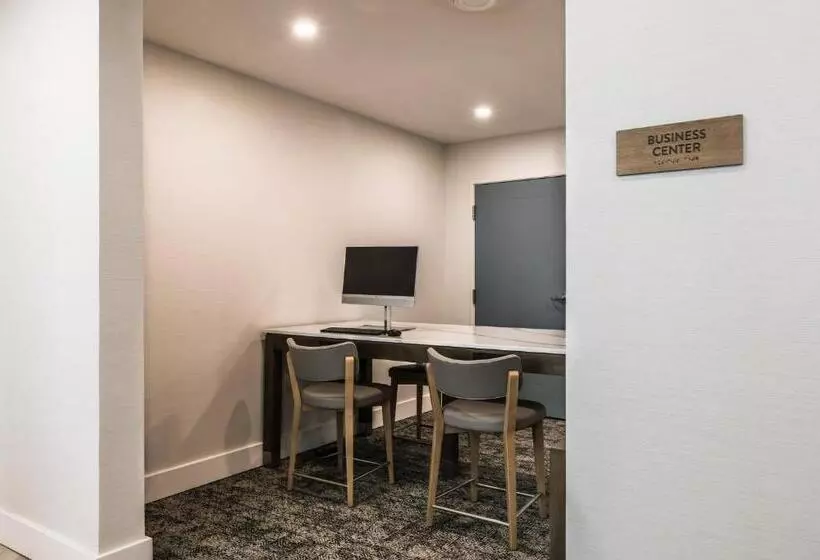 ホテル Staybridge Suites Dawson Creek By Ihg