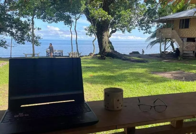 Aamiaismajoitus (B&B) Borbon S Treehouse By The Sea