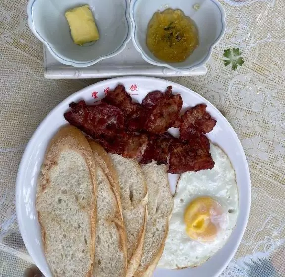 Aamiaismajoitus (B&B) Borbon S Treehouse By The Sea