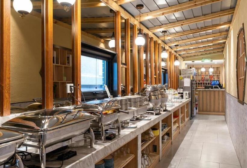 East Sacred Hotel Very Near Beijing Tiananmen Square ,the Forbidden City,the Temple Of Heaven ,3 Mi