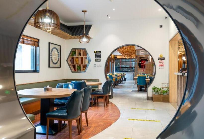 East Sacred Hotel Very Near Beijing Tiananmen Square ,the Forbidden City,the Temple Of Heaven ,3 Mi