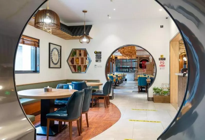 East Sacred Hotel  Very Near Beijing Tiananmen Square ,the Forbidden City,the Temple Of Heaven ,3 Mi