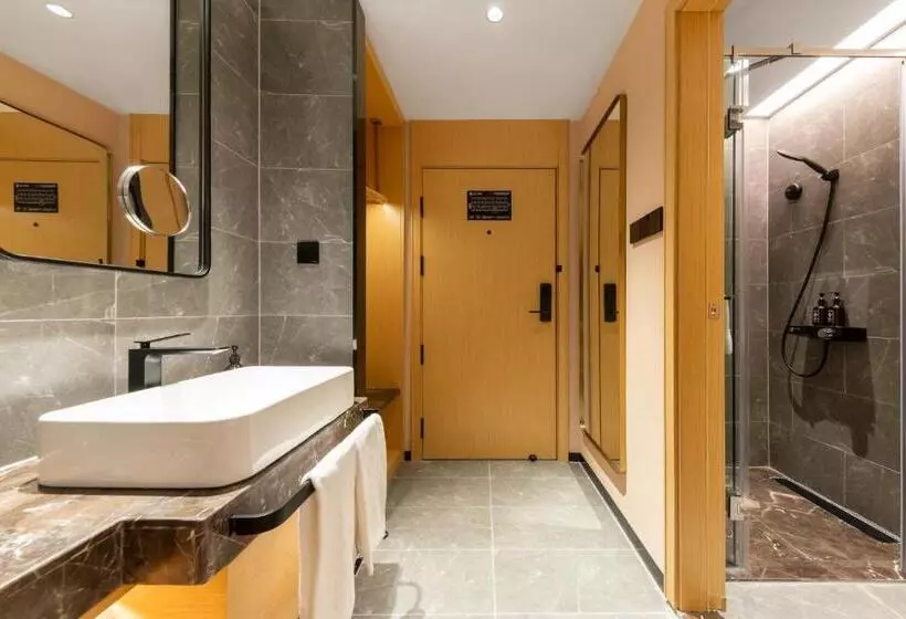 East Sacred Hotel  Very Near Beijing Tiananmen Square ,the Forbidden City,the Temple Of Heaven ,3 Mi