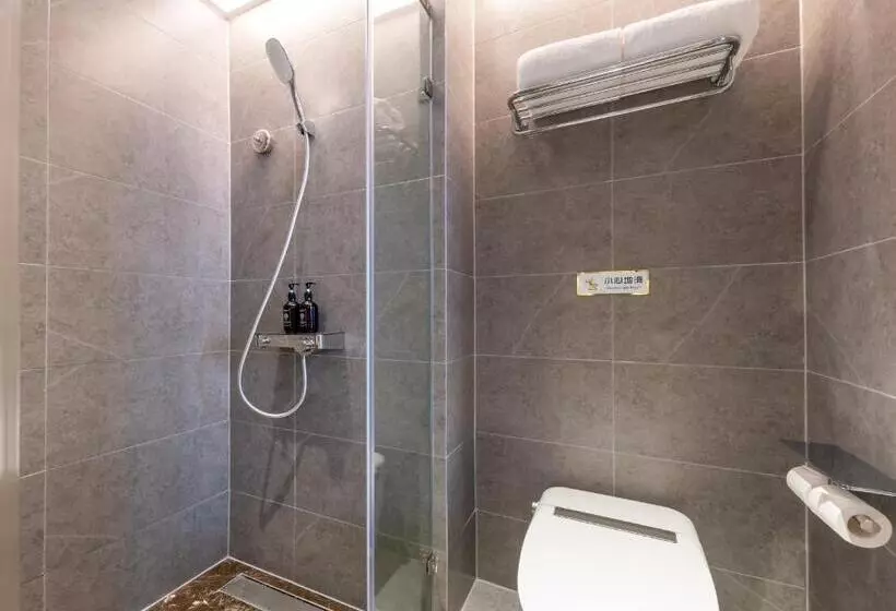 East Sacred Hotel  Very Near Beijing Tiananmen Square ,the Forbidden City,the Temple Of Heaven ,3 Mi