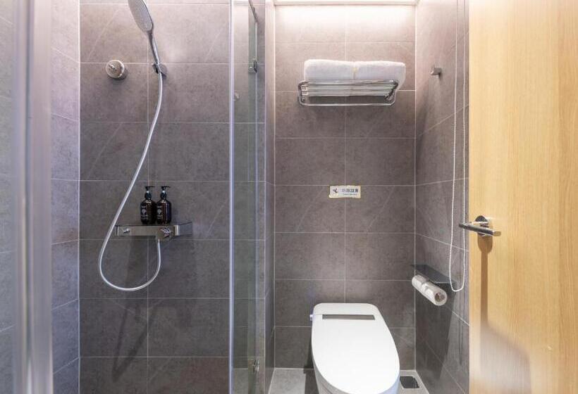 East Sacred Hotel Very Near Beijing Tiananmen Square ,the Forbidden City,the Temple Of Heaven ,3 Mi