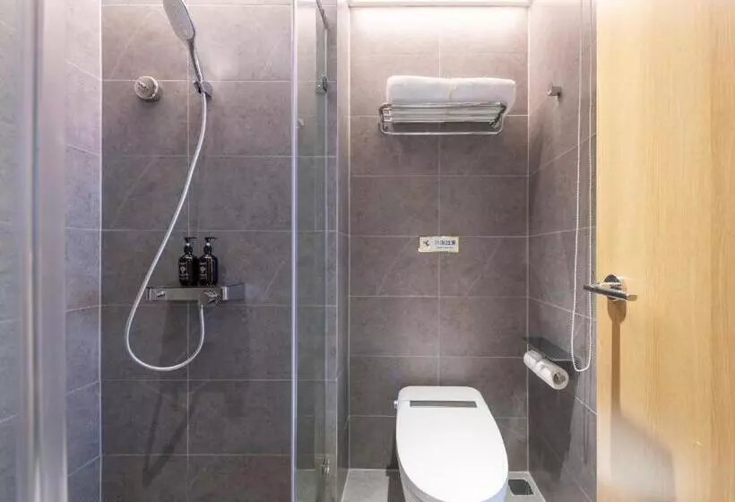 East Sacred Hotel  Very Near Beijing Tiananmen Square ,the Forbidden City,the Temple Of Heaven ,3 Mi