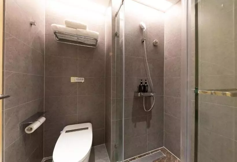 East Sacred Hotel  Very Near Beijing Tiananmen Square ,the Forbidden City,the Temple Of Heaven ,3 Mi