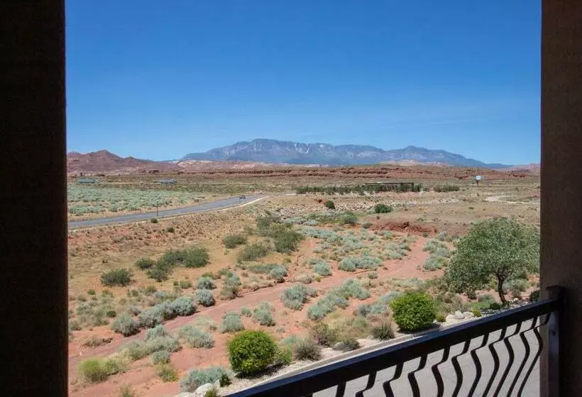 Hotelli D13 Amazing Red Cliff View Third Floor 3 Bedroom Sunset View
