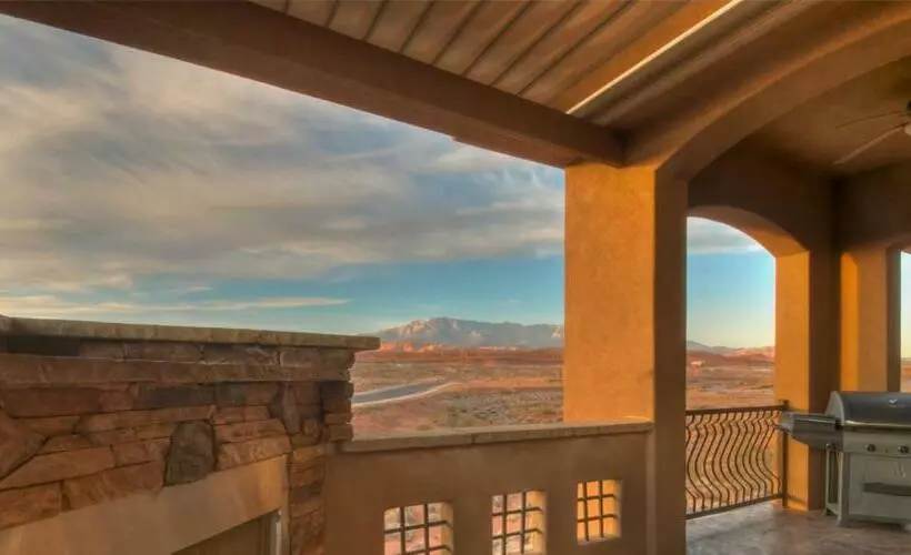 Hotelli D13 Amazing Red Cliff View Third Floor 3 Bedroom Sunset View