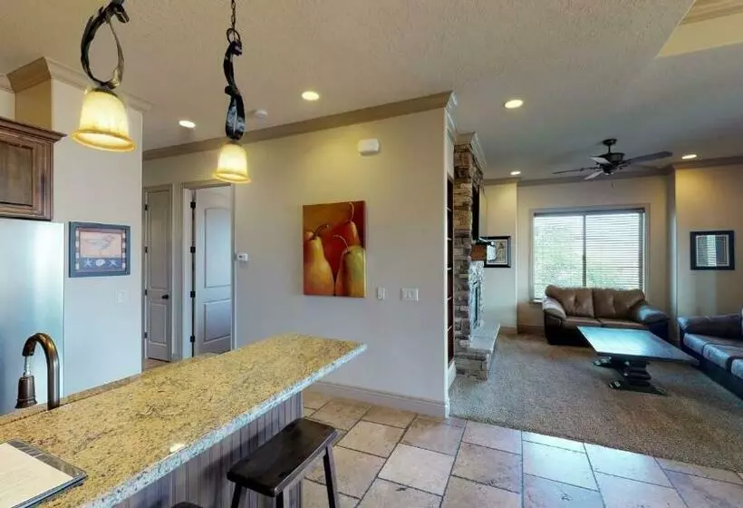 Hotelli D13 Amazing Red Cliff View Third Floor 3 Bedroom Sunset View