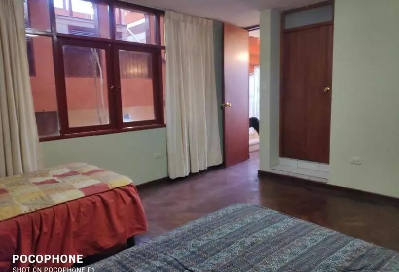پانسیون Flying House Hostel