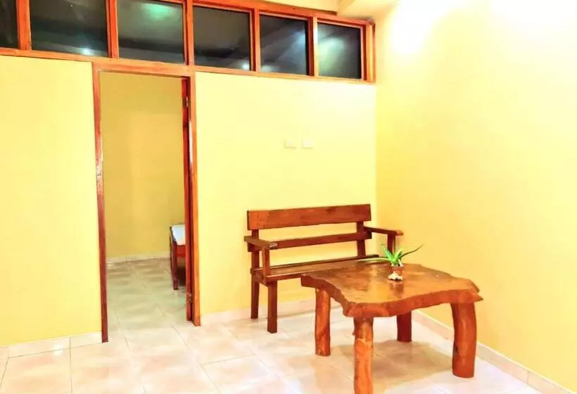 پانسیون La Familia Guest House