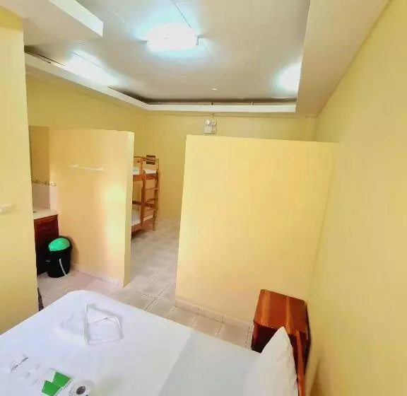 پانسیون La Familia Guest House