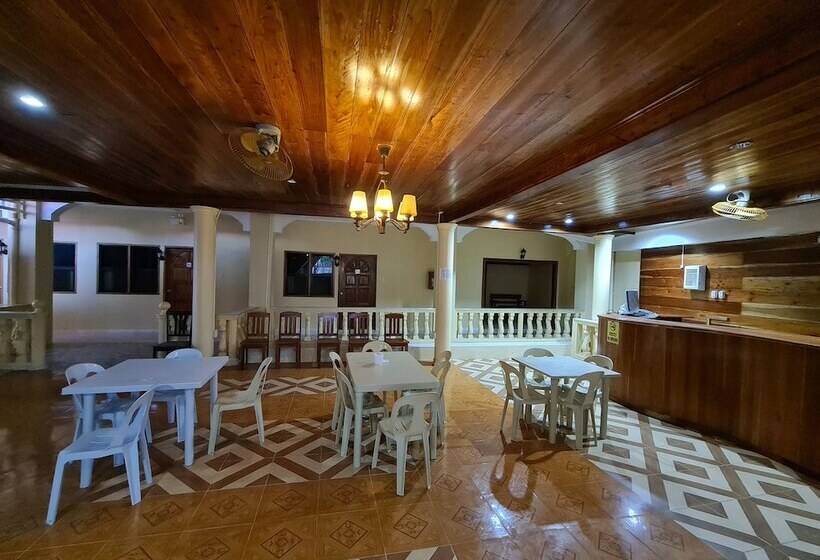 پانسیون La Familia Guest House