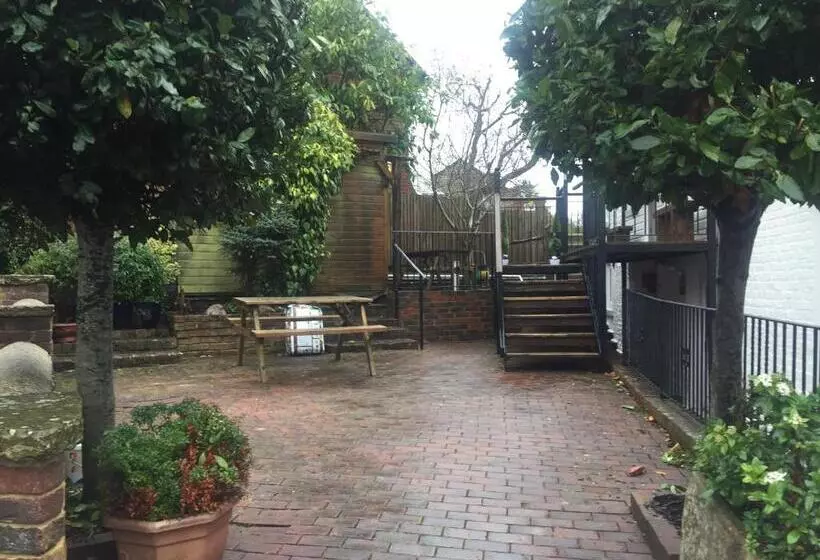 Hotelli Findon Rest Ltd