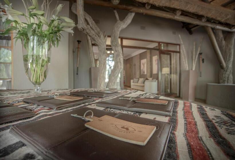 בית מלון כפרי Karongwe Portfolio   Shiduli Private Game Lodge