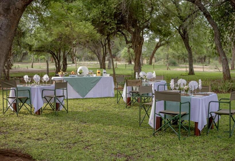 בית מלון כפרי Karongwe Portfolio   Shiduli Private Game Lodge